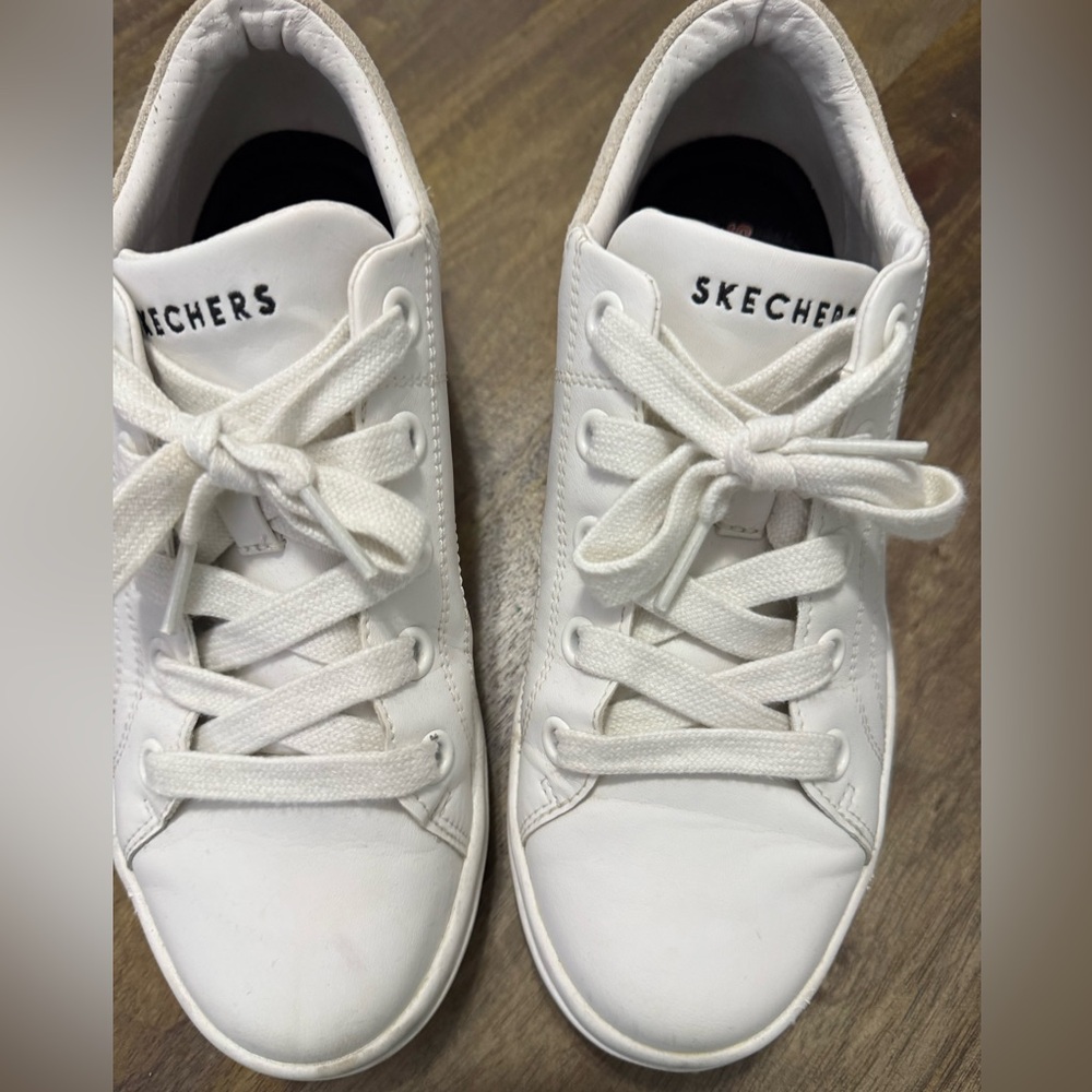 Skechers Women’s White Leather Low-Top Lace-Up Sneakers Size 7.5